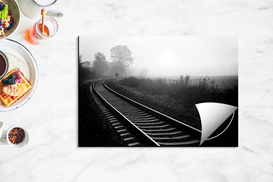 Chefcare Inductie Beschermer Spoorweg Rails tijdens de Herfst met Mist - Zwart Wit - 75x50 cm - Afdekplaat Inductie - Kookplaat Beschermer - Inductie Mat