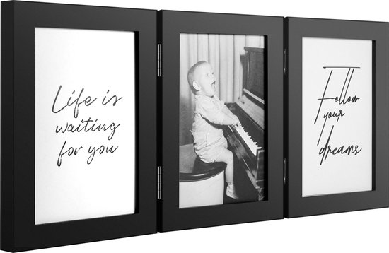 Zwarte drievoudige fotolijst met de tekst 'Life is waiting for you' en 'Follow your dreams', en een foto van een baby bij een piano.