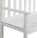 Close-up van de witte houten armleuning en zitting van een tuinbank.