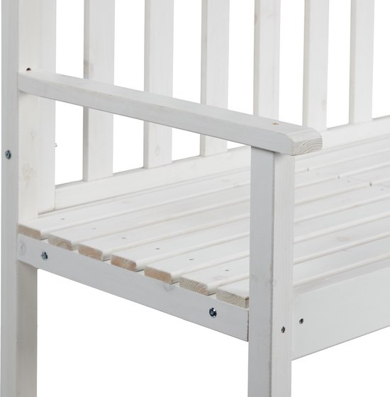 Close-up van de witte houten armleuning en zitting van een tuinbank.