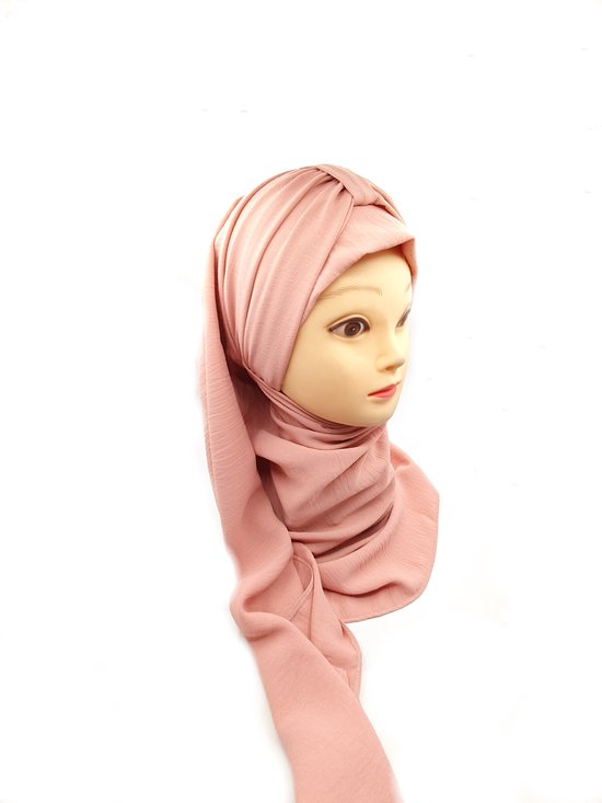 Roze hijab met gedrapeerde plooien en een band aan de bovenkant. Gedragen op een mannequin.