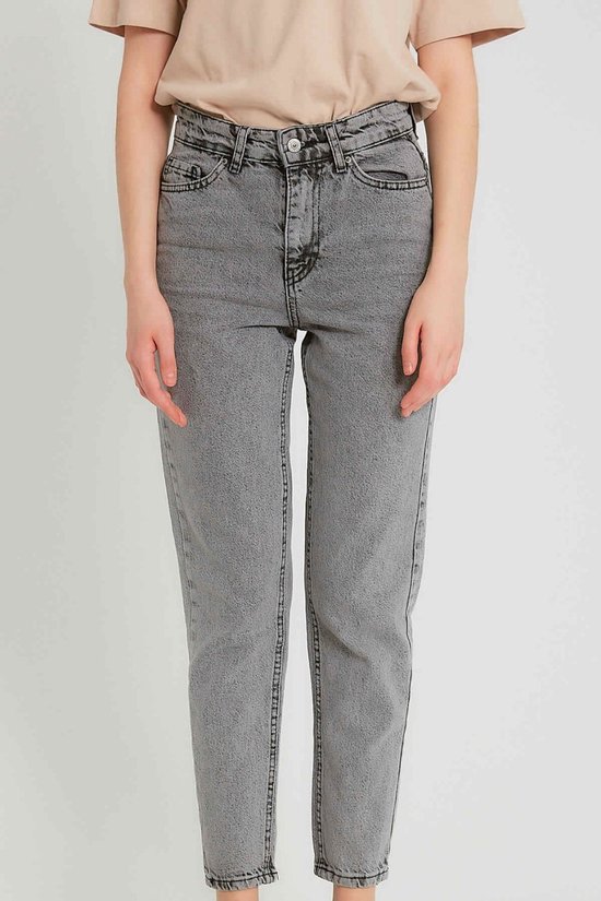 Voorzijde van een grijze jeans met high waist.