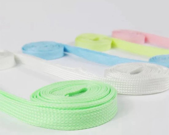 Verschillende kleuren platte veters, waaronder groen, blauw, geel en roze
