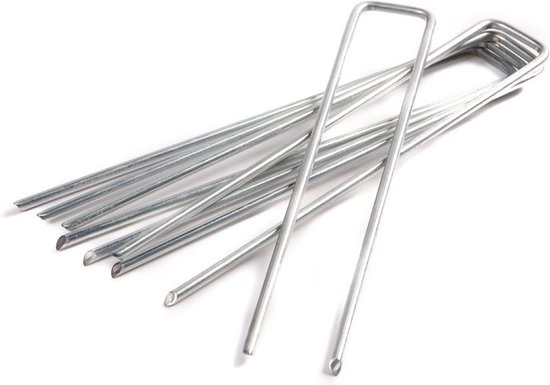 Tien zilverkleurige U-vormige haken met scherpe punten, op een witte achtergrond.