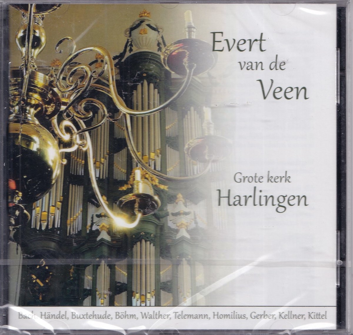 Evert van de Veen bespeelt het orgel van de Grote Kerk te Harlingen
