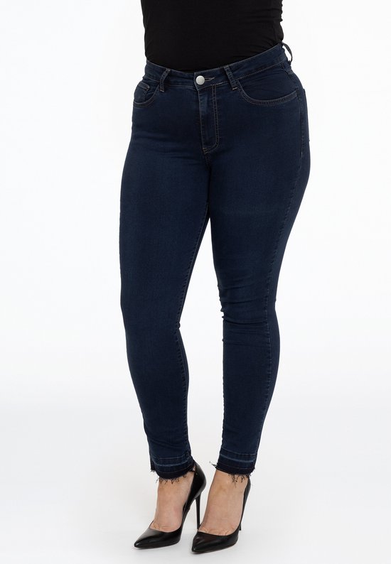 Model met de zijkant van een donkerblauwe spijkerbroek met hoge taille en rafelige zoom.