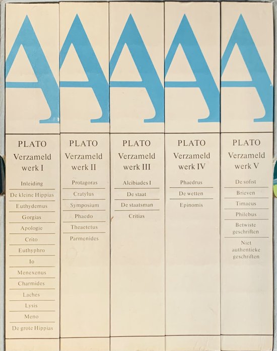 Boekenreeks van Plato met blauwe patronen en titels van zijn werken.