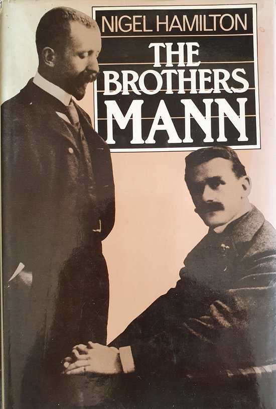 Boekcover met twee mannen in pak. Titel: The Brothers Mann.