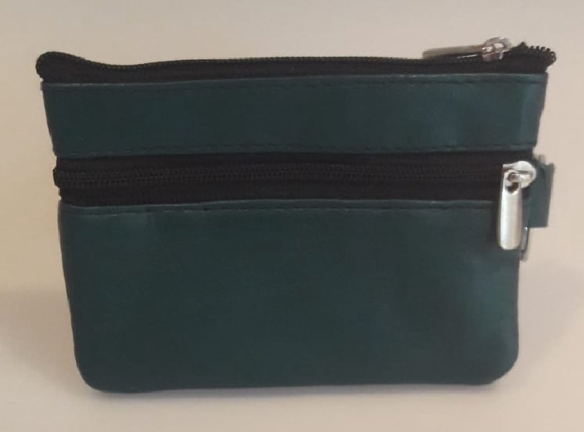 Deze praktische soepel leren sleuteletui komt altijd van pas. Behalve ruimte voor sleutels zijn er vakjes voor bijv. muntgeld, bonnetjes of pasjes waardoor deze etui ook als kleine portemonnee kan worden gebruikt. Voor uzelf of Bestel Een Cadeau