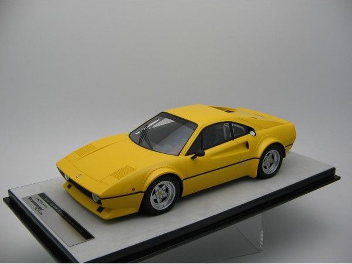 De 1:18 Diecast Modelcar van de Ferrari 308 GTB4 LM Street Version van 1976 in Yellow. Dit model is begrensd door 70 stuks. De fabrikant van het schaalmodel is Tecnomodel. Dit model is alleen online beschikbaar