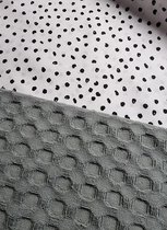 Deken voor kinderwagen of mozes mandje - zwart witte dotsmotief katoen - grijze wafelstof - 60 x 80 cm