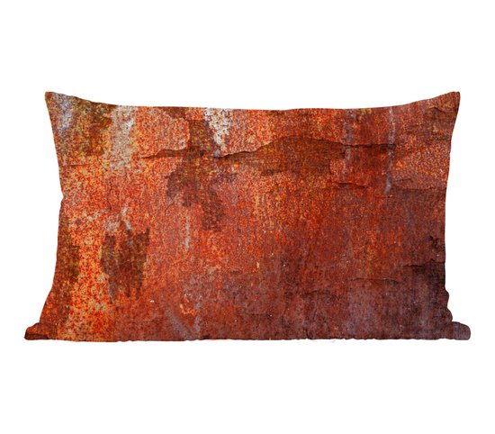 Un coussin avec une texture de fer rouillé dans des tons brun rouille, isolé sur un fond blanc.