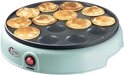 Lichtgroene poffertjespan met 10 goudbruine poffertjes.