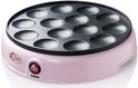 Roze poffertjespan met een zwarte bakplaat met 12 ronde vormen, zonder poffertjes.