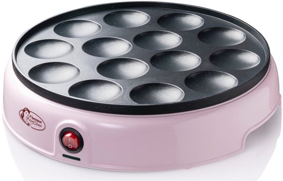Roze poffertjespan met een zwarte bakplaat met 12 ronde vormen, zonder poffertjes.