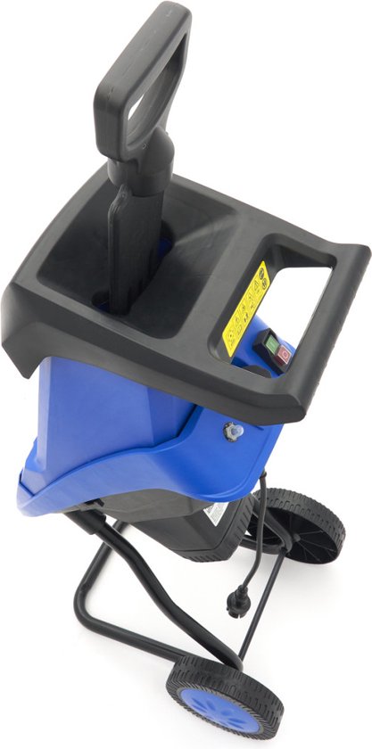 Hoge hoek van de blauwe elektrische hakselaar op wielen met duwstok in de trechter.
