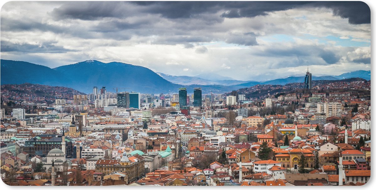Muismat XXL 100x50 cm - Bureau onderlegger - Bureau mat Wolkendek boven Sarajevo Bosnië en Herzegovina - Bureaumat - Gaming mousepad xl - Bureaulegger groot - Computer deskmat