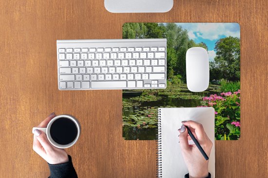 Muismat XXL 40x40 cm - Bureau onderlegger - Bureau mat Zomerdag met waterlelies in het water in Monet's tuin in Frankrijk - Bureaumat - Gaming mousepad xl - Bureaulegger groot - Computer deskmat