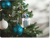 Muismat XXL - Bureau onderlegger - Bureau mat - Een close-up van een kerstboom met blauw en witte kerstballen - 80x60 cm - XXL muismat
