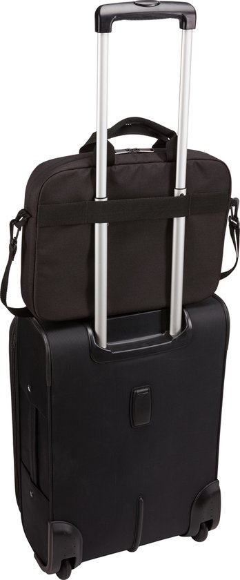 Zwarte laptoptas met handvatten, bevestigd aan de handgreep van een koffer.