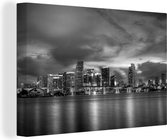 Canvas Schilderij De skyline van het beroemde Miami tijdens de nacht vanaf het Watson eiland - zwart wit - 60x40 cm - Wanddecoratie