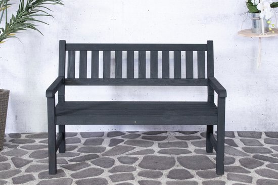 Zwarte houten 2-zits tuinbank met spijlenrug, geplaatst op een stenen terras.