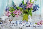 Gefeliciteerd met uw verjaardag! Een kleurrijke kaart met hyacinten op tafel. Een leuke kaart om zo te geven of om bij een cadeau te voegen. Een dubbele wenskaart inclusief envelop en in folie verpakt.