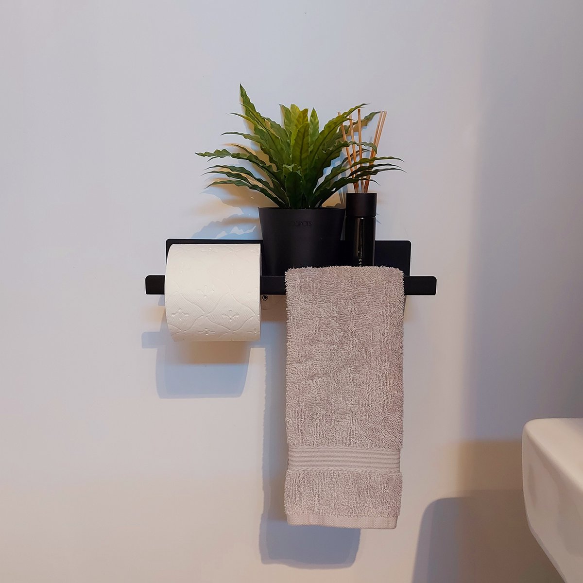 Qstiel Qumi links - Toiletrolhouder - WC Rolhouder - Toiletpapier houder met plankje - Handdoekhouder - Staal 2mm - Poedercoating RAL 9005 zwart