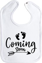 Coming soon - slab - drukknoop - wit - zwarte opdruk - stuks 1 - slabbetjes - slabber - baby - aankondiging zwangerschap - zwanger - zwangerschap - zwangerschap cadeau