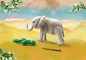Grijze Playmobil babyolifant met bruine tak en groen struikgewas op een achtergrond.
