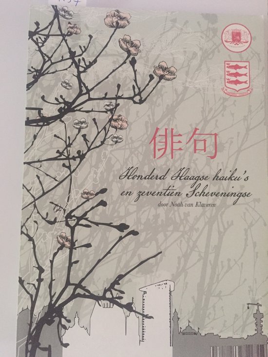 Honderd Haagse haiku's en zeventien Scheveningse, met Japanse tekst en takken met bloesems op een lichtgrijze achtergrond.