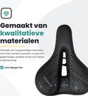 Zwart fietszadel gemaakt van kwalitatieve materialen met anti-slijtage leer, perforaties en Voltano logo.