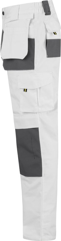 Zijzicht van een witte werkbroek met donkergrijze accenten en zakken, Størvik logo zichtbaar.