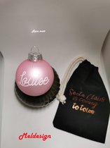 Kerst Kerstbal met naam met gratis opbergtasje roze matt witte letters