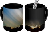Magische Mok - Foto op Warmte Mok - Zonnestralen in een blauwe hemel over de wolken - 350 ML