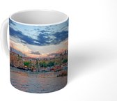 Mok - De zon gaat onder achter de oude stad Antalya in Turkije - 350 ML - Beker