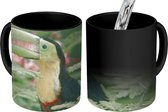 Magische Mok - Foto op Warmte Mok - Een Zwavelborsttoekan vogel tussen de rode bladeren - 350 ML