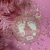 Kersthanger met naam first christmas 2022 baby voetjes-voor in de kerstboom-Kerstversiering hanger met kerstman print en naam-roze-15 cm