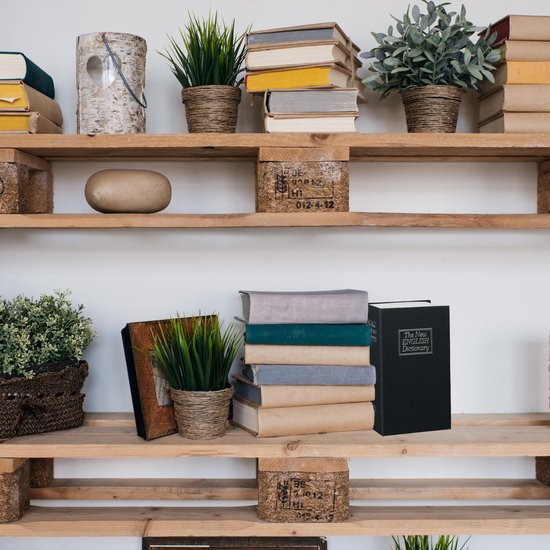Een zwarte boekkluis met 'The New English Dictionary' opdruk op een houten plank.