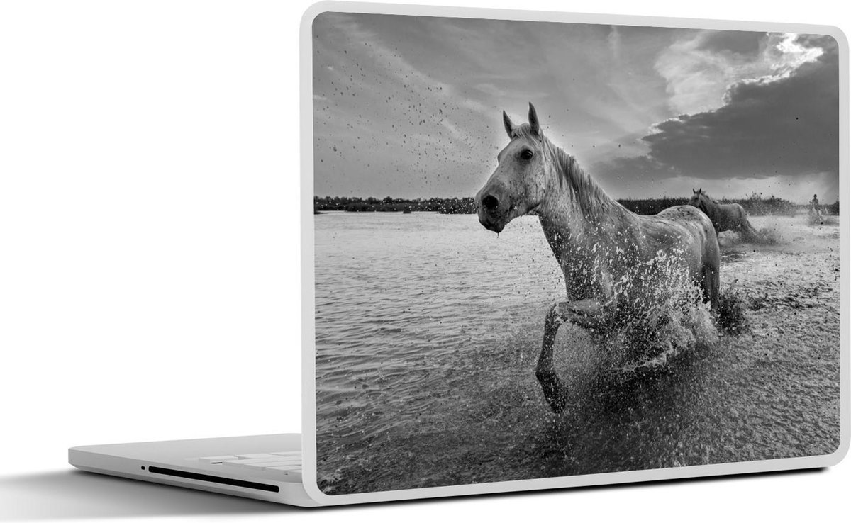 Afbeelding van product SleevesAndCases  Laptop sticker - 14 inch - Een paard rent door het water - zwart wit