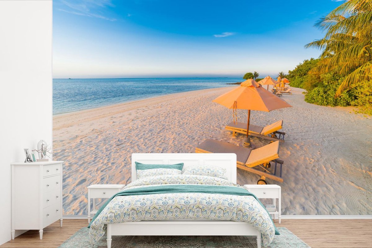 Behang - Fotobehang Caribisch strand met strandstoel - Breedte 450 cm x hoogte 300 cm