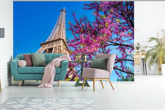 Papier peint photo en vinyle - La Tour Eiffel avec un arbre rose unique qui donne à l'image un effet coloré largeur 390 cm x hauteur 260 cm - Tirage photo sur papier peint (disponible en 7 tailles)