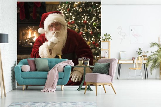 Papier peint Papier peint photo en vinyle - Père Noël avec un sapin de Noël coloré en arrière-plan, largeur 300 cm x hauteur 300 cm - Tirage photo sur papier peint (disponible en 7 tailles)