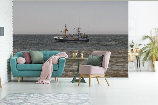 Bateau de pêche sur la mer du Nord fotobehang / Mer et plage