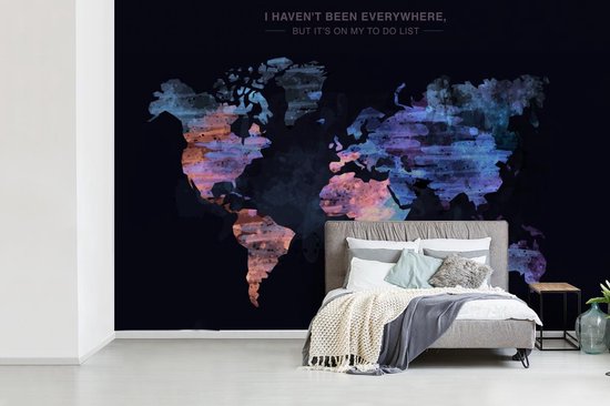 Papier peint photo en vinyle - Carte du monde aux anciennes couleurs pittoresques avec texte largeur 450 cm x hauteur 300 cm - Tirage photo sur papier peint (disponible en 7 tailles)