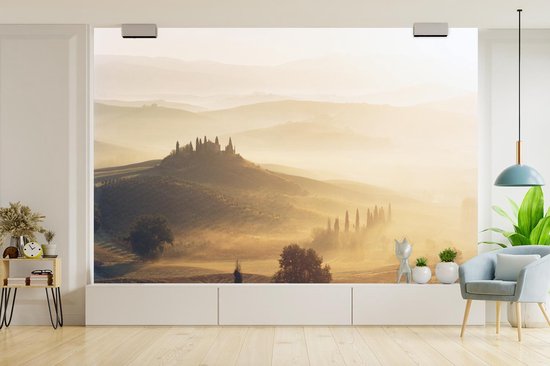 Papier peint photo en vinyle - Le paysage toscan et brumeux lors d'un lever de soleil largeur 330 cm x hauteur 220 cm - Tirage photo sur papier peint (disponible en 7 tailles)