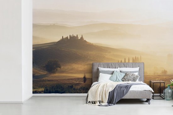 Papier peint photo en vinyle - Le paysage toscan et brumeux lors d'un lever de soleil largeur 330 cm x hauteur 220 cm - Tirage photo sur papier peint (disponible en 7 tailles)
