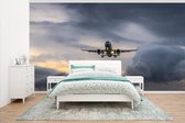 Behang - Fotobehang Vliegtuig in een donkere lucht - Breedte 395 cm x hoogte 220 cm