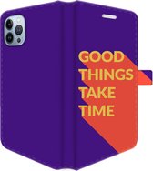 Apple iPhone 13 Pro Max Telefoonhoesje - Portemonneehoesje  - Met pasjeshouder - Met Quote - Good Things - Paars