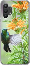 Geschikt voor Samsung Galaxy A32 5G hoesje - Close-up van een kleurrijke vogel naast planten met oranje bloemen - Siliconen Telefoonhoesje